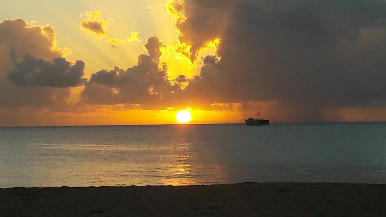 Pic-Nic Beach Corn Island Hotel Exterior photo